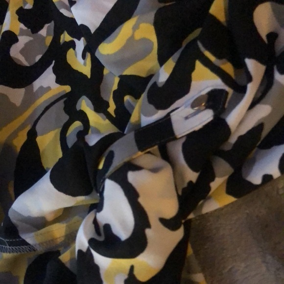 Nwt fun patterned Criss cross front blouse - Picture 4 of 6